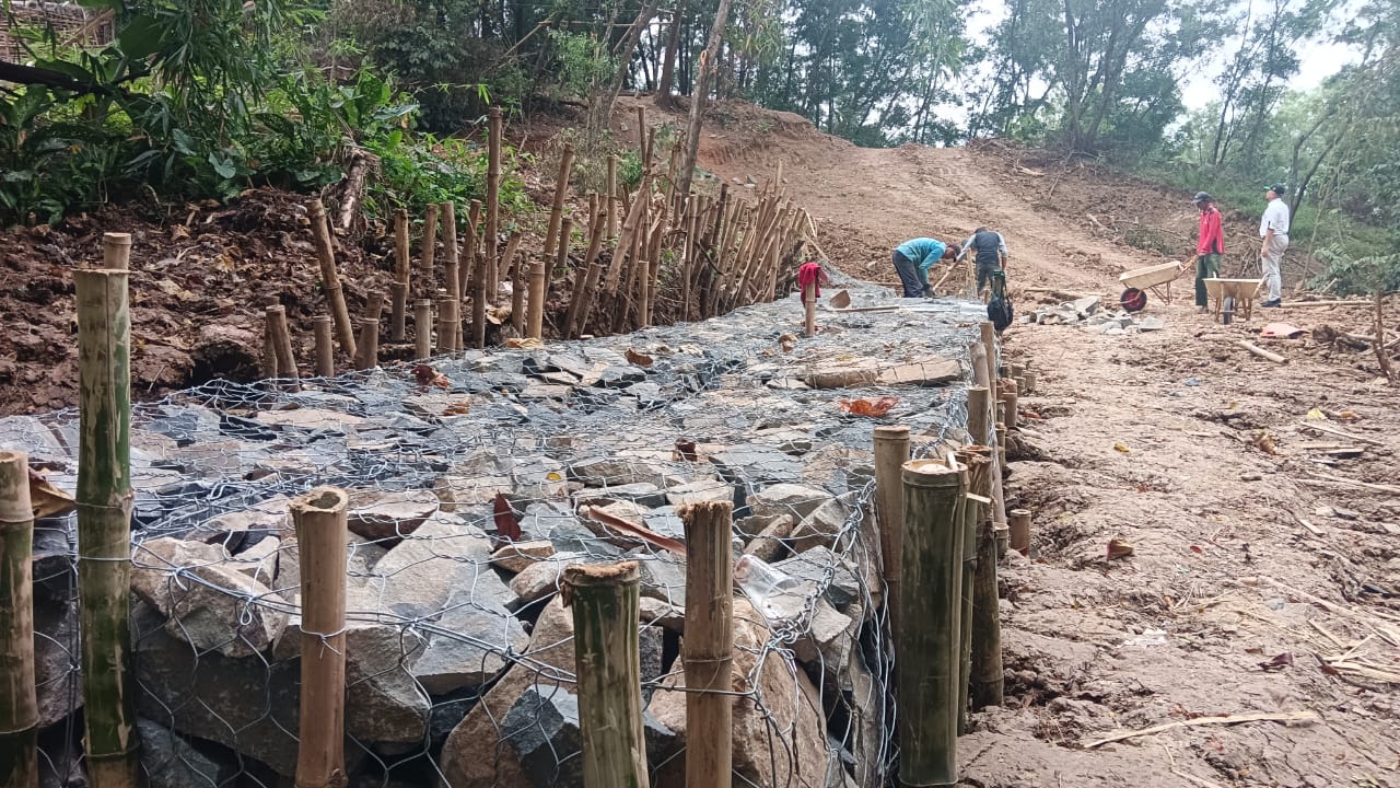 Bantuan material dan sewa alat berat